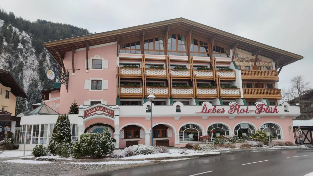 Traditionelles Wellnesshotel ...liebes Rot-Flüh im Winter mit verschneiten Balkonen und Bergkulisse.