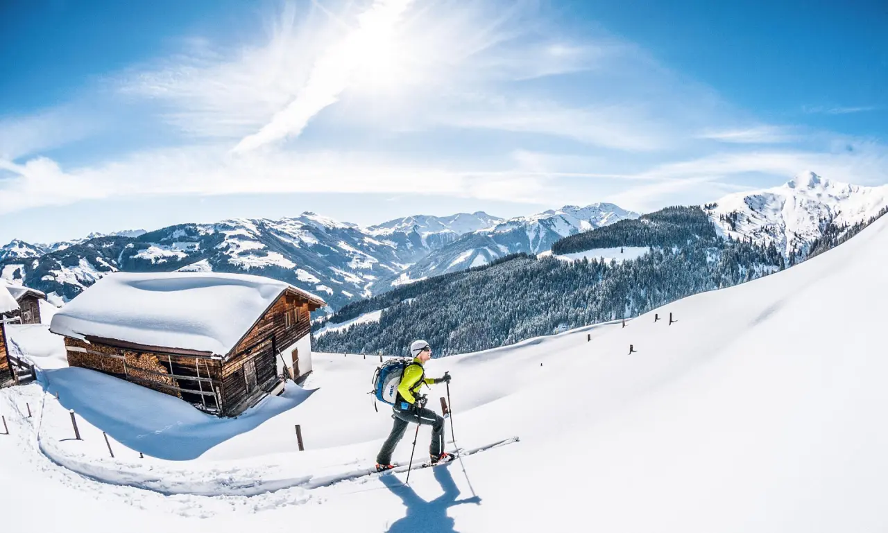 Ski-Touring in der verschneiten Berglandschaft rund um das Hotel Elisabeth Tirol. Winteraktivitäten in den Kitzbüheler Alpen.