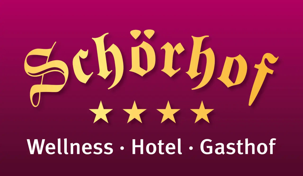 Logo des 4-Sterne Wellness Hotel Gasthof Schörhof mit goldener Schrift auf magenta Hintergrund.