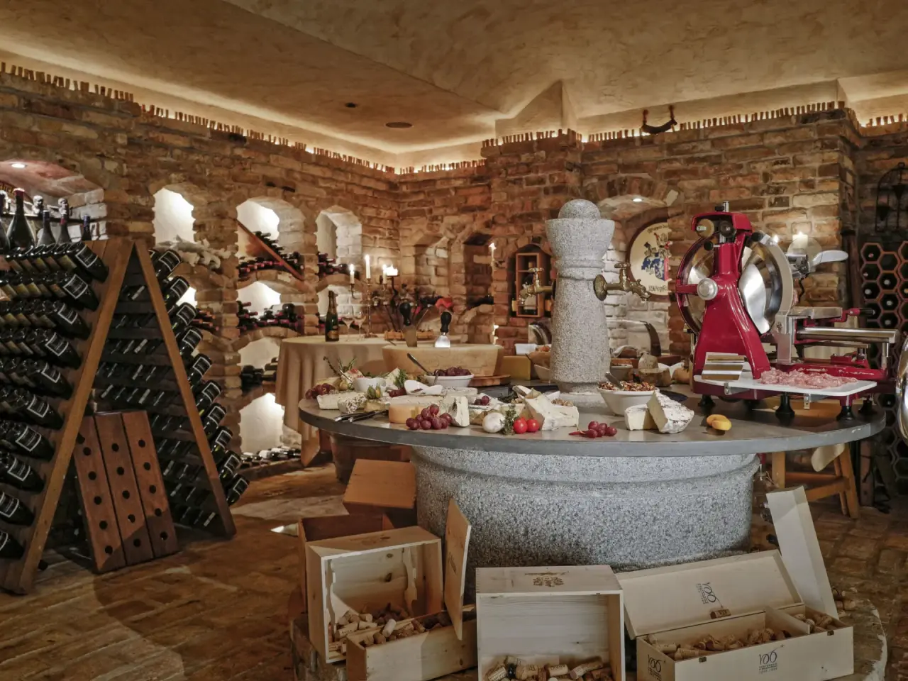 Rustikaler Weinkeller im Hotel Vier Jahreszeiten mit grosser Auswahl an Weinen, Käse und Wurstwaren für Geniesser.