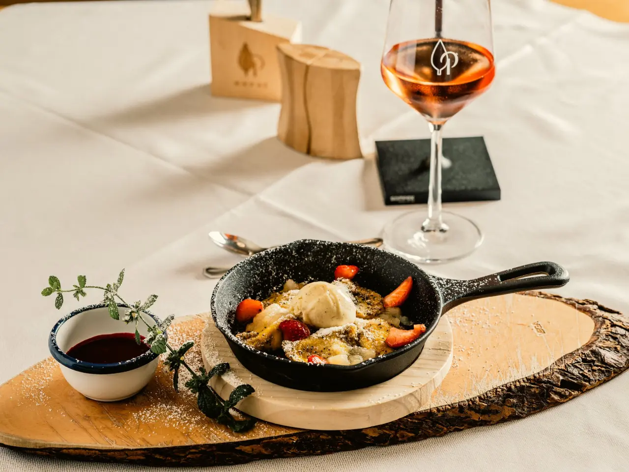 Kaiserschmarrn mit Erdbeeren und Eis, dazu Roséwein, im Restaurant des Das Parkhotel.