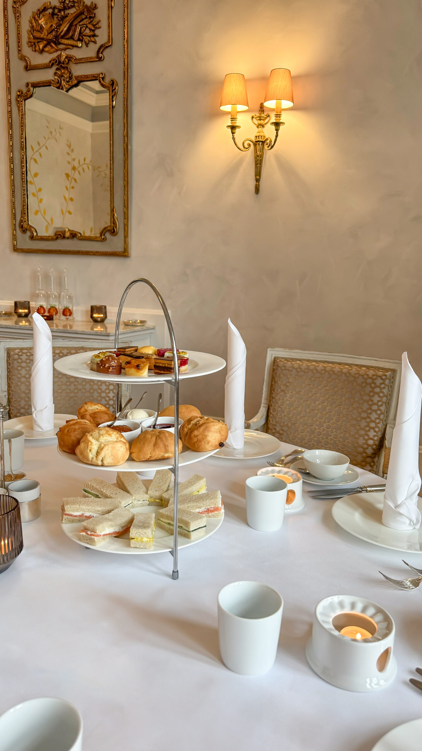 Schlosshotel Münchhausen in Aerzen – Nachmittagstee mit Gebäck und Sandwiches | Wellnesshotel Weserbergland