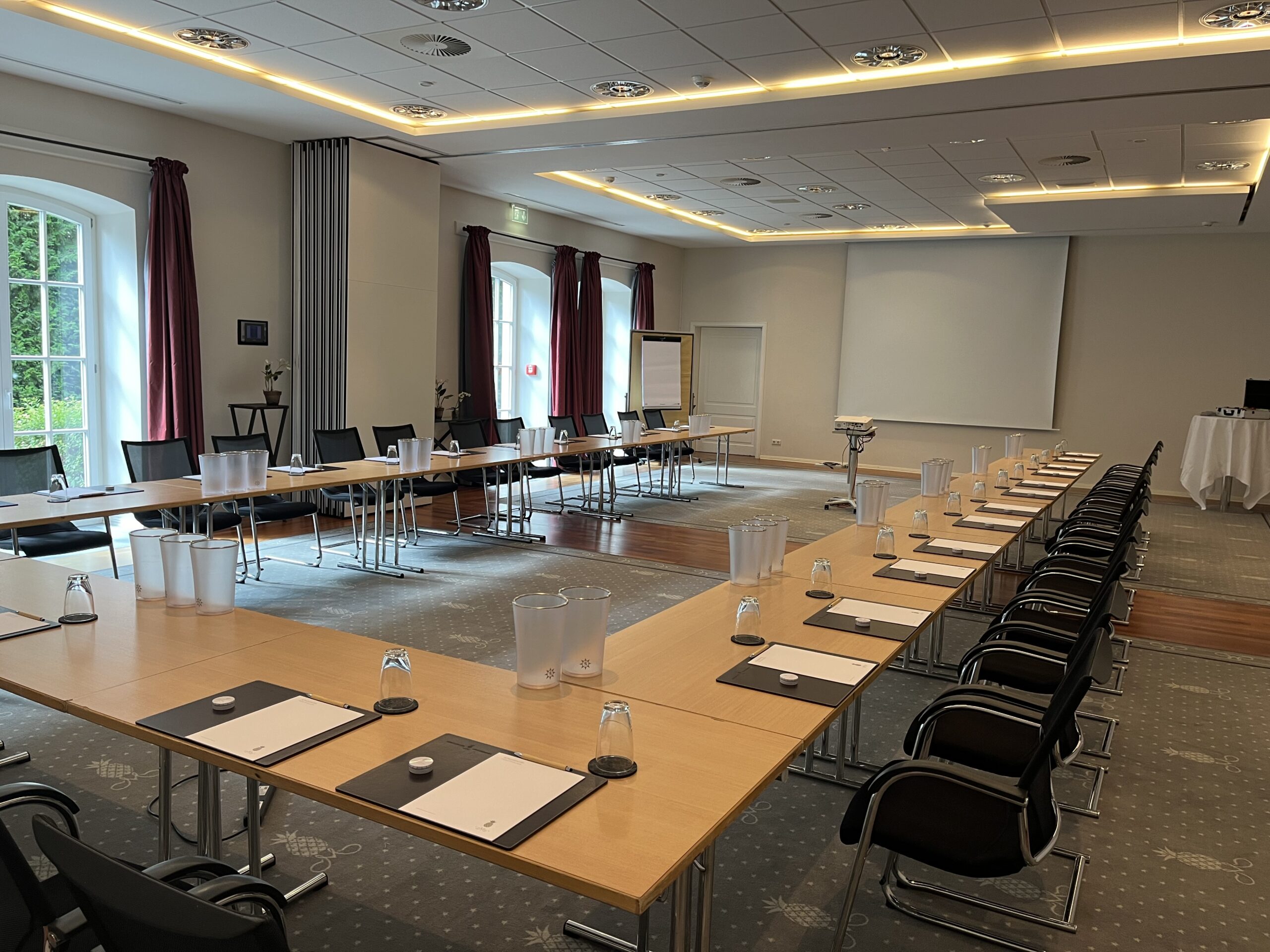 Schlosshotel Münchhausen in Aerzen – Heller Konferenzraum für Tagungen und Seminare | Wellnesshotel Weserbergland