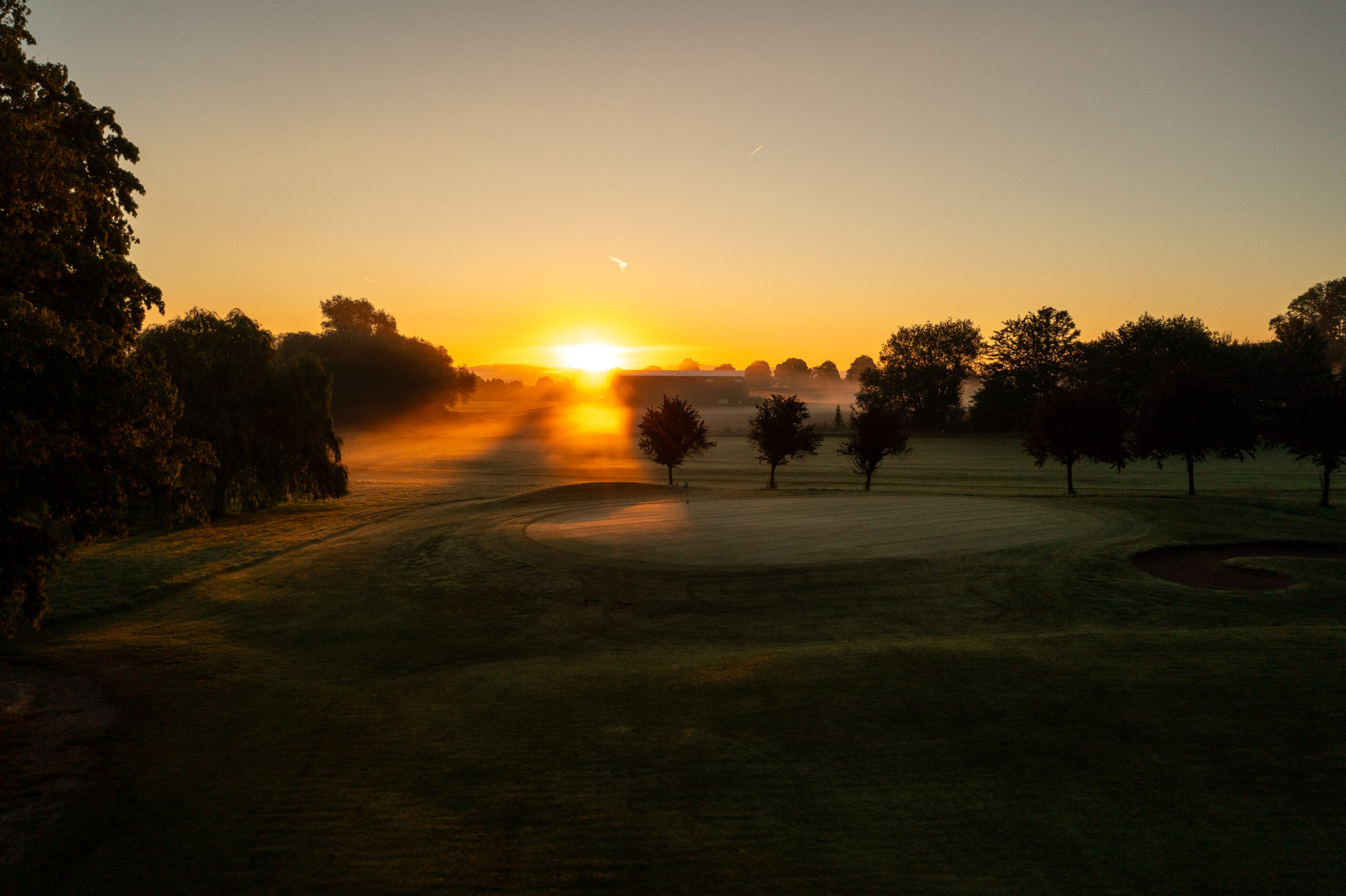 Schlosshotel Münchhausen in Aerzen – Golfplatz im Morgennebel bei Sonnenaufgang | Wellnesshotel Weserbergland