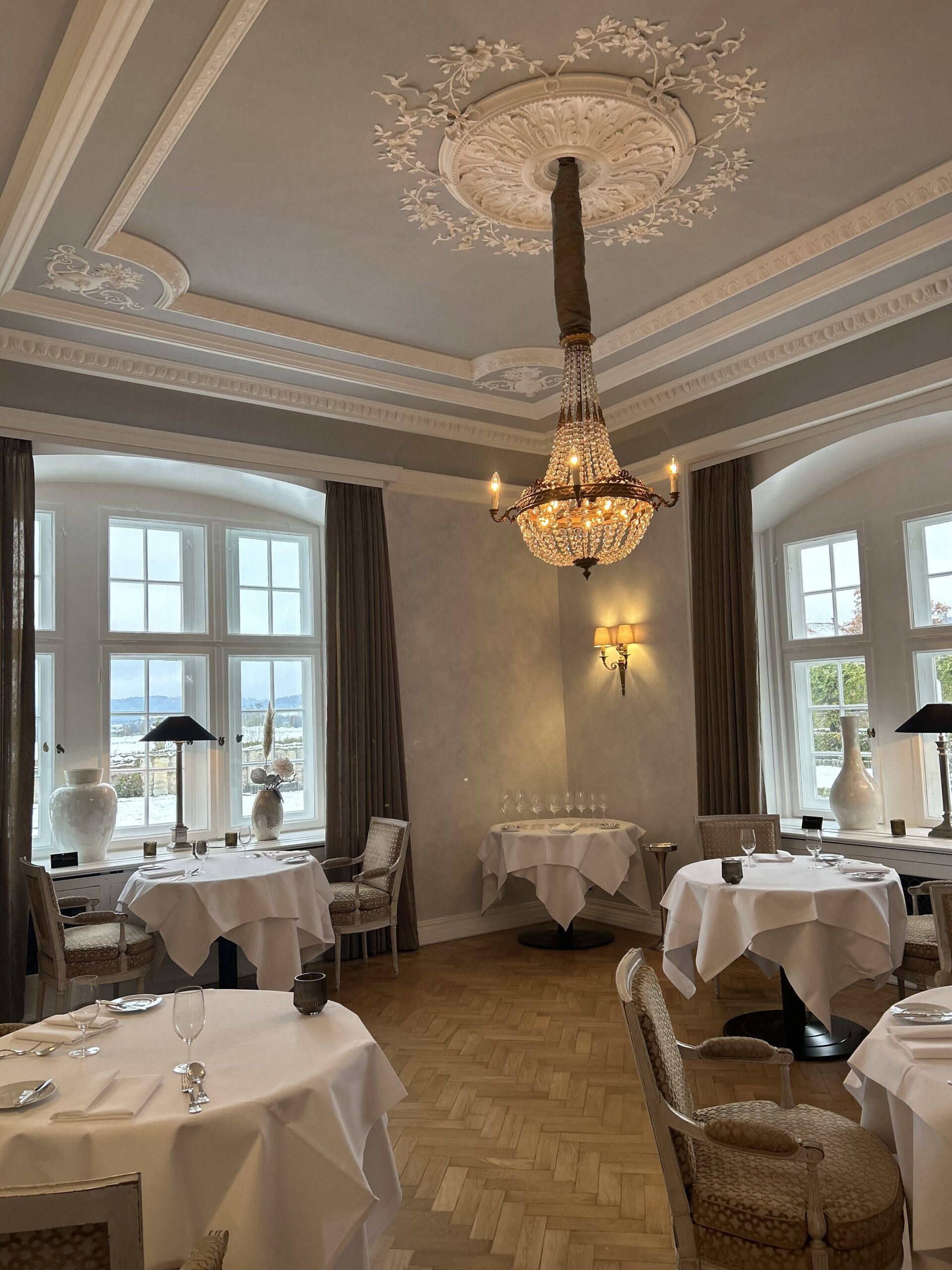 Schlosshotel Münchhausen in Aerzen – Elegantes Restaurant mit festlich gedeckten Tischen | Wellnesshotel Weserbergland