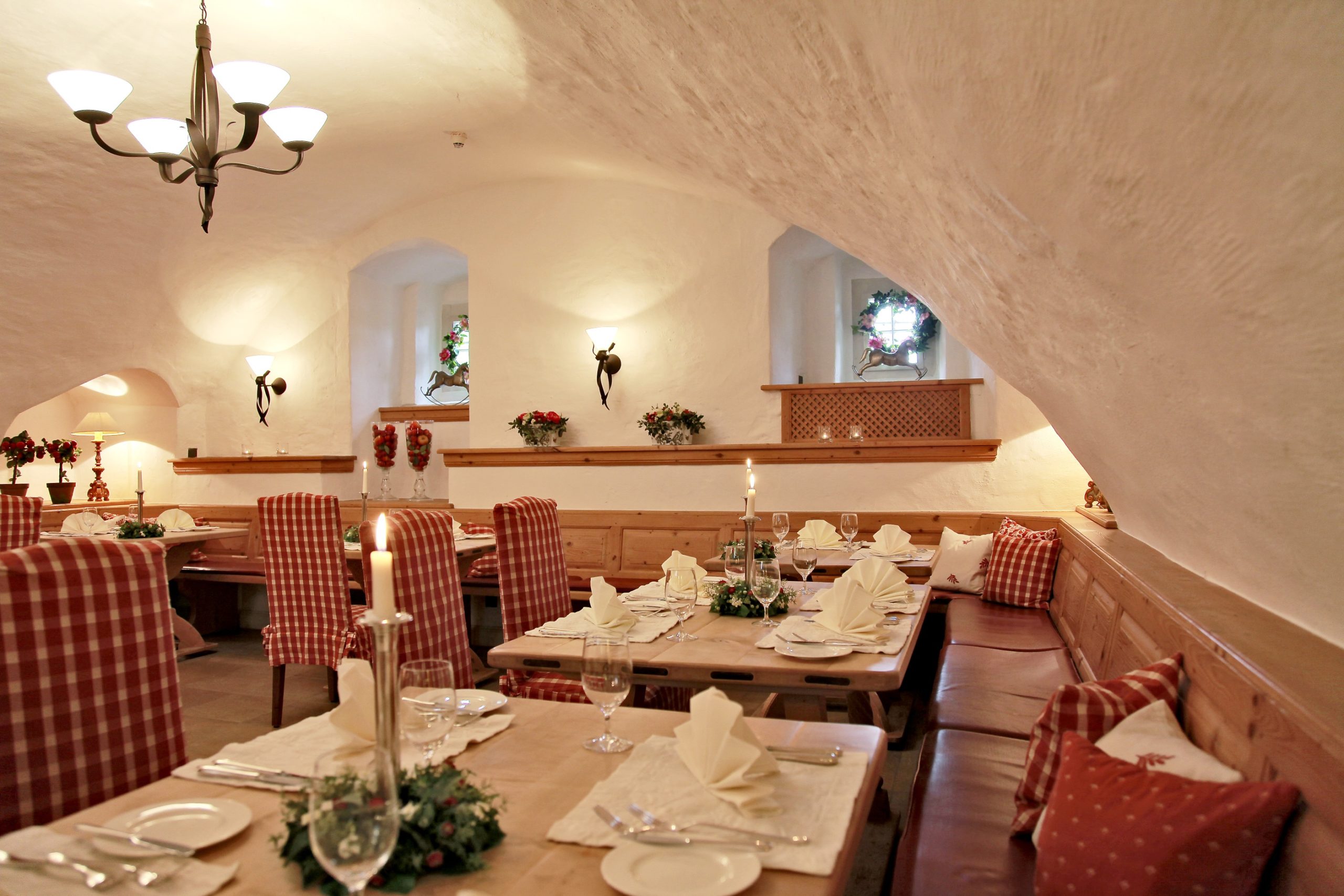 Schlosshotel Münchhausen in Aerzen – Traditionelles Restaurant mit karierten Stühlen | Wellnesshotel Weserbergland