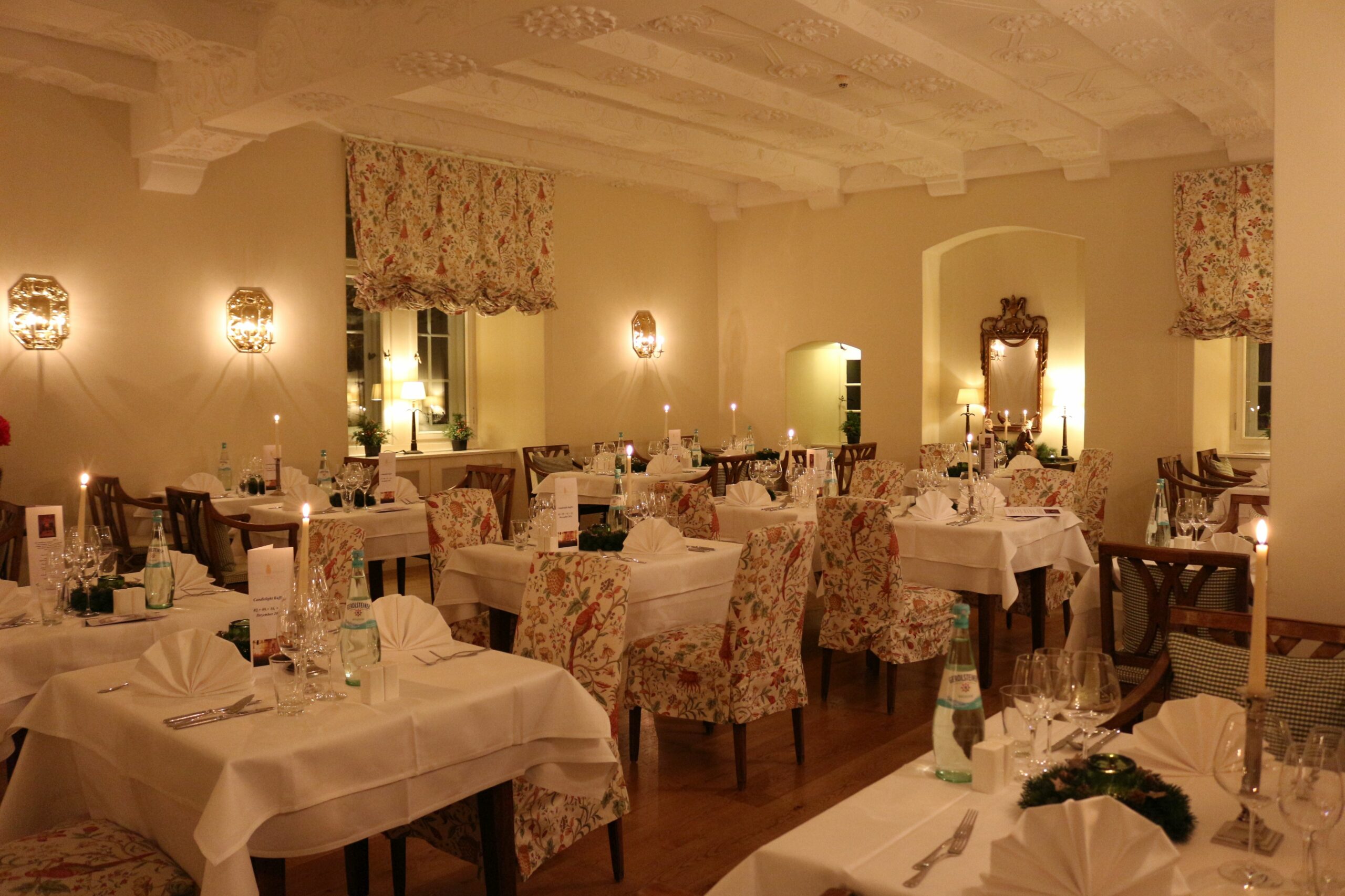 Schlosshotel Münchhausen in Aerzen – Festlich gedeckter Speisesaal mit Kerzenlicht | Wellnesshotel Weserbergland