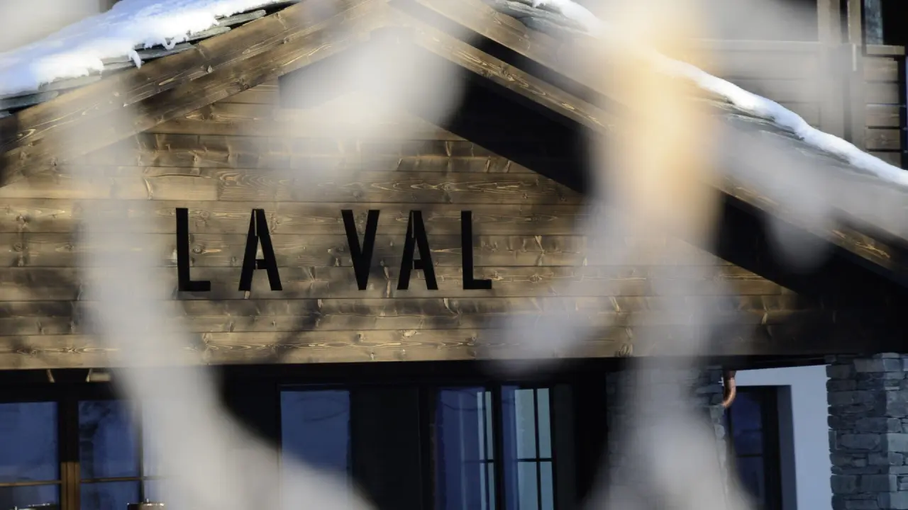 Hoteleingang La Val Hotel & Spa mit Holzfassade und Schnee auf dem Dach