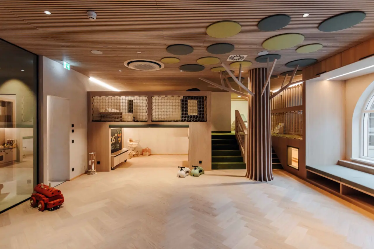 Spielparadies im POST Family Resort: Moderner Kids Club mit Kletternetz, Baumhaus-Design und Spielzeug für Kinder.