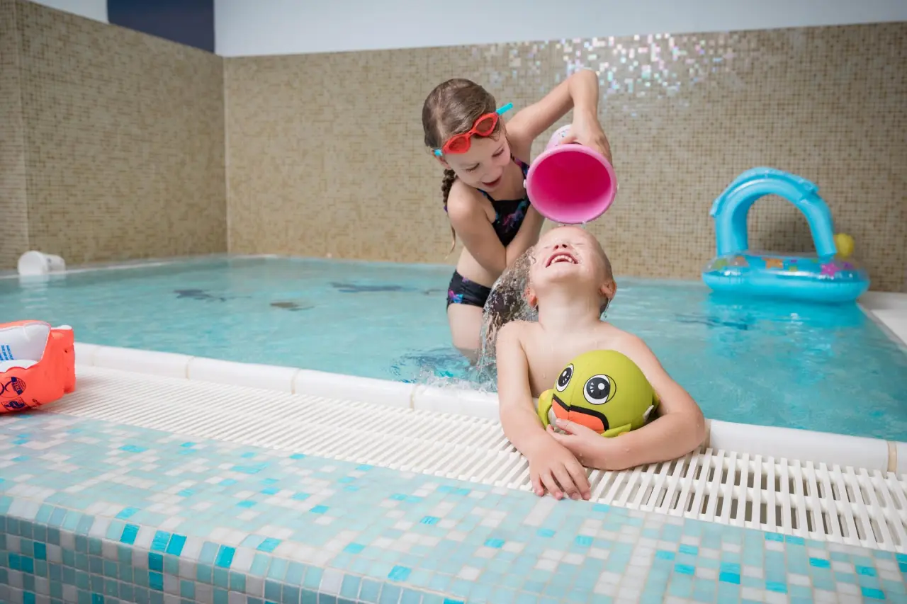 Wohlfühlhotel Schiestl in Fügenberg – Kinder planschen vergnügt im Hotelpool | Wellnesshotel Zillertal