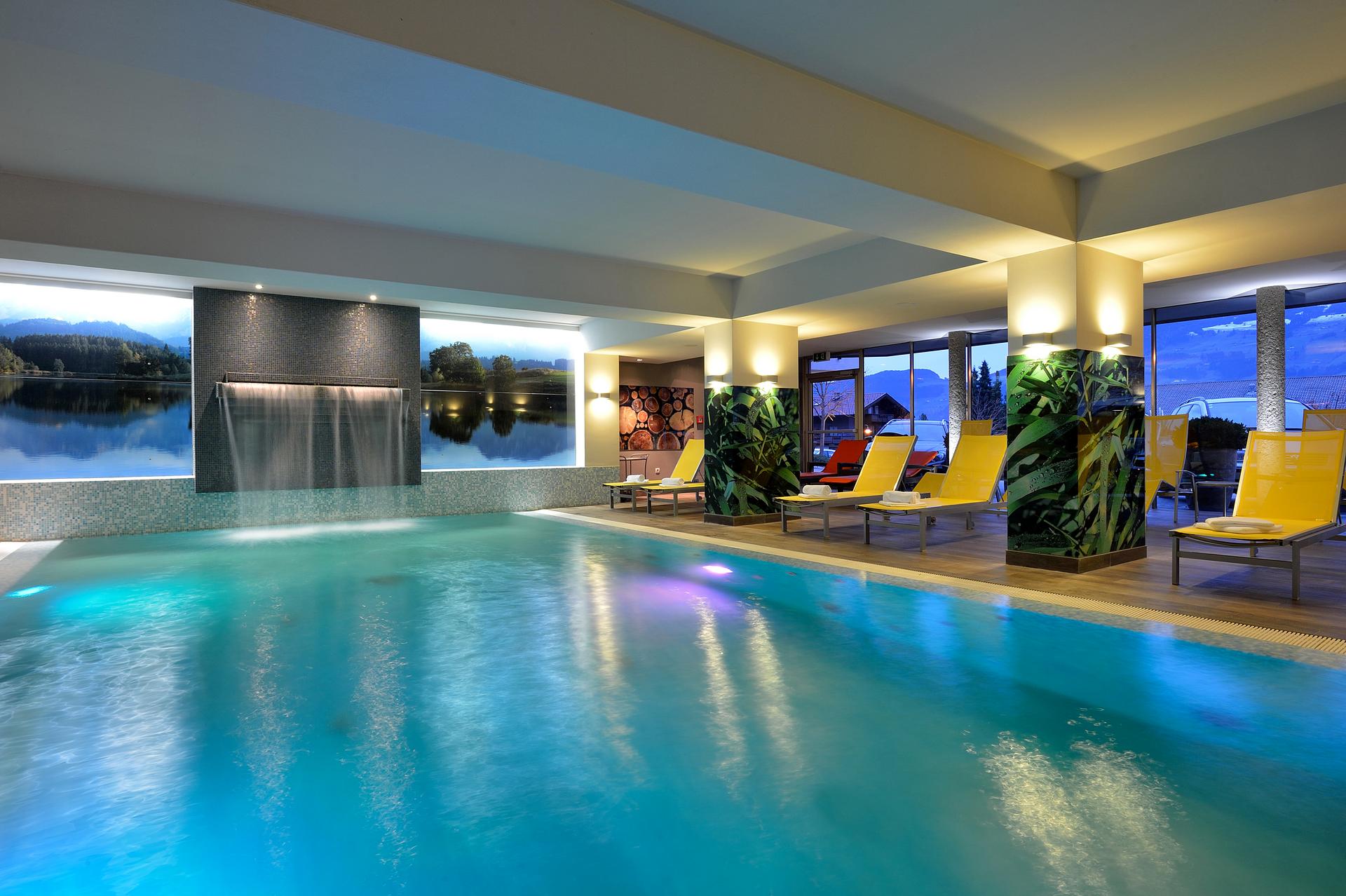 Wohlfühlhotel Schiestl in Fügenberg – Großzügiger Innenpool mit Bergblick | Wellnesshotel Zillertal