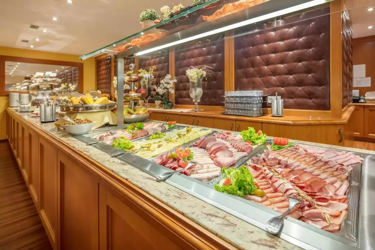 Reichhaltiges Frühstücksbuffet mit Wurst, Käse und frischen Salaten im Hotel Schweizer Hof Betriebs-GmbH.