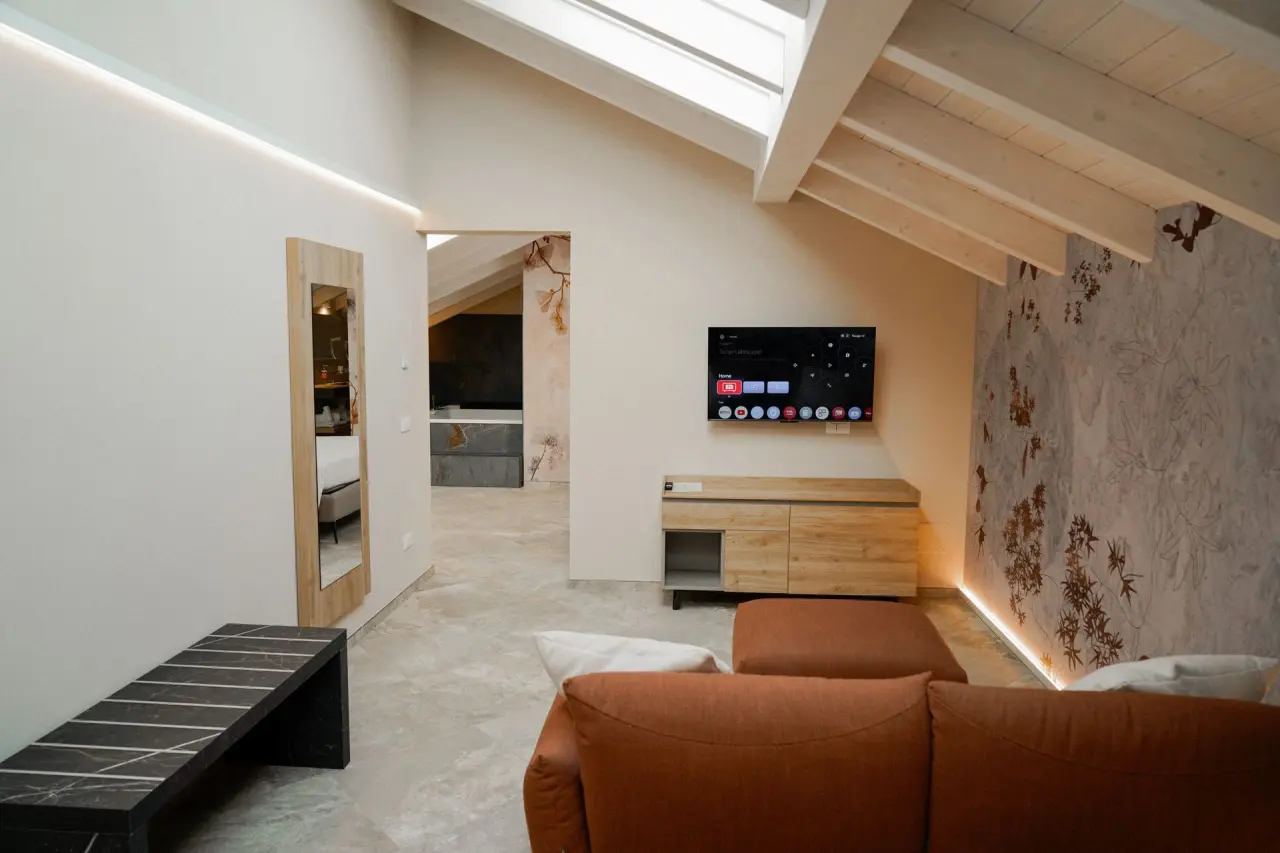 Pietralunga Resort in Pietralunga – Modernes Wohnzimmer mit Holzbalkendecke | Wellnesshotel Umbrien