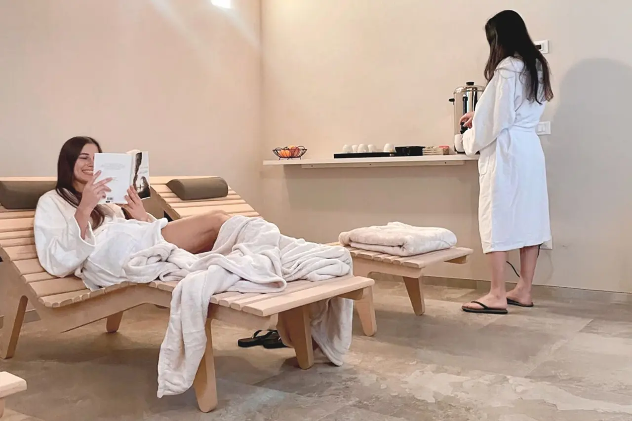 Pietralunga Resort in Pietralunga – Gäste entspannen auf Holzliegen im Wellnessbereich | Wellnesshotel Umbrien