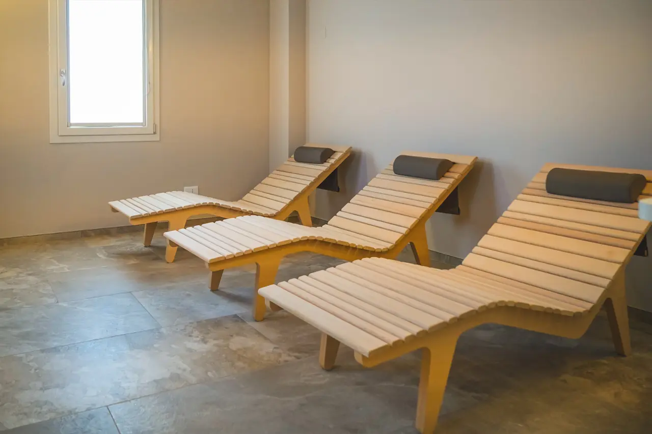 Pietralunga Resort in Pietralunga – Hölzerne Ruheliegen im Wellnessbereich | Wellnesshotel Umbrien