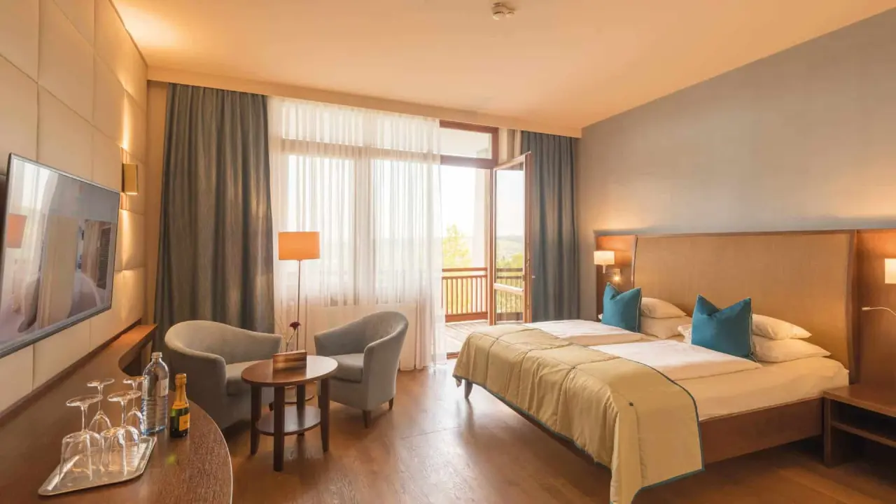 Komfortables Doppelzimmer im Hotel Larimar mit Balkon, Sitzbereich und Blick ins Grüne für entspannte Aufenthalte.