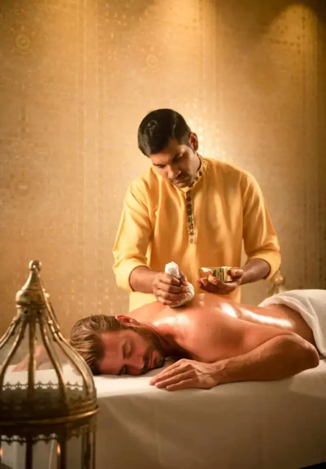 Entspannende Kräuterstempelmassage im Spa des Hotel Larimar. Professionelle Wellness-Behandlung für tiefe Erholung.