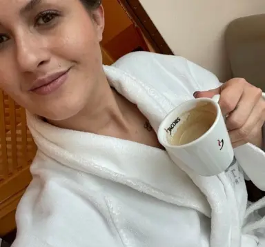 Frau im Bademantel mit Kaffee im Avita Resort****Superior