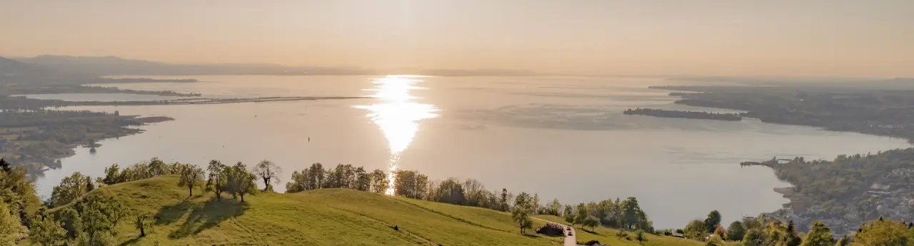 Panoramablick auf den Bodensee bei Sonnenuntergang vom MentalSpa-Resort Fritsch am Berg.