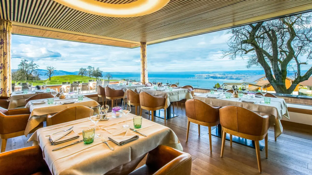 Elegantes Restaurant im MentalSpa-Resort Fritsch am Berg mit Panoramablick auf den Bodensee und die umliegende Landschaft.