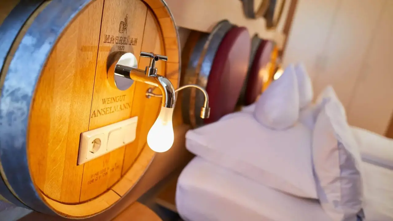 Einzigartige Nachttischlampe aus Weinfass mit Steckdose im Zimmer des Wohlfühlhotel Alte Rebschule.