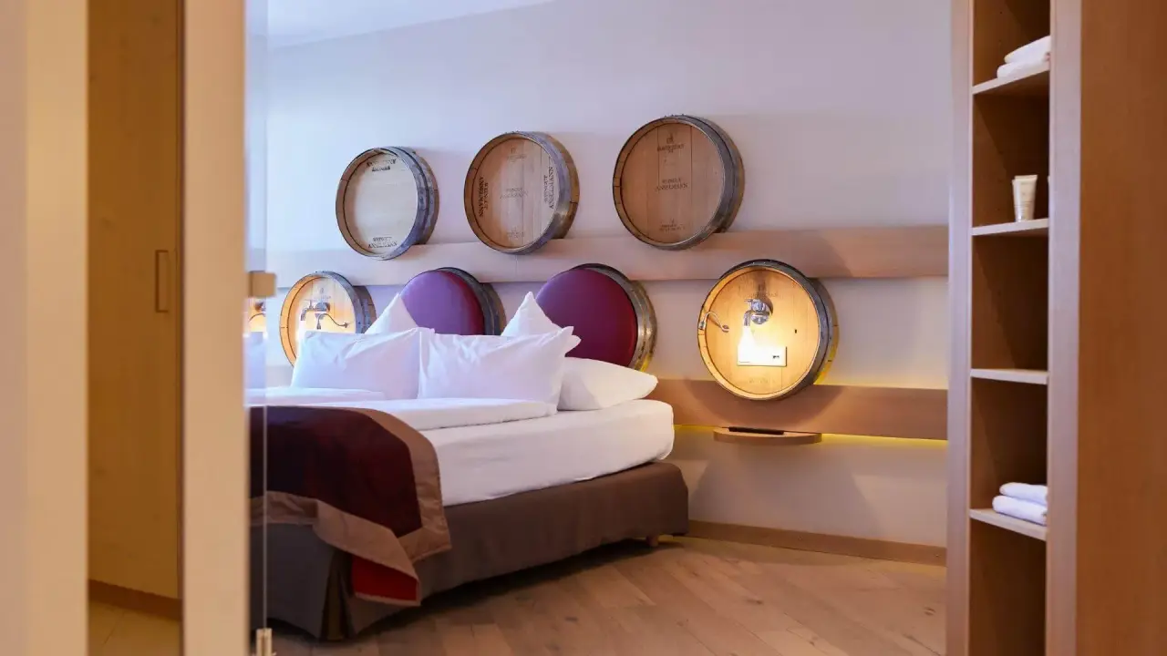 Doppelzimmer mit Weinfass-Dekoration und gemütlichem Bett im Wohlfühlhotel Alte Rebschule.