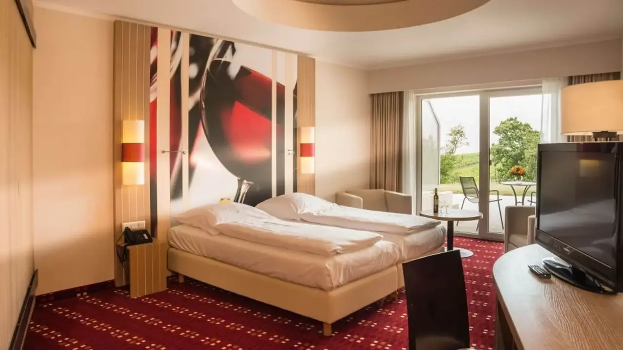 Komfortables Doppelzimmer mit Balkon und Blick ins Grüne im Wohlfühlhotel Alte Rebschule.