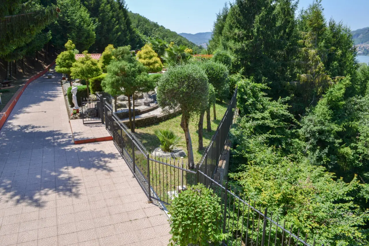 Empire Resort in Laglio – Gepflegte Gartenanlage mit Spazierweg und Statuen | Wellnesshotel Comer See