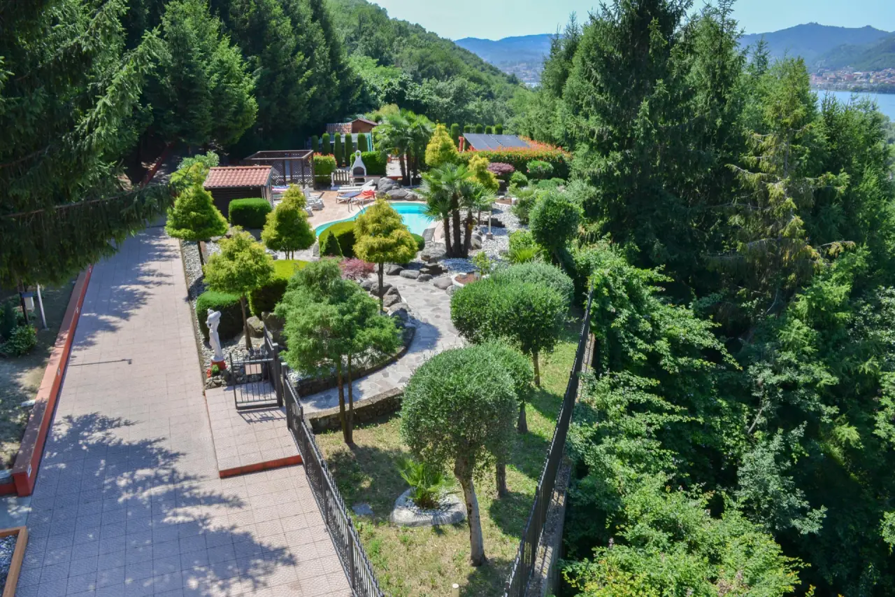 Empire Resort in Laglio – Gepflegte Gartenanlage mit Außenpool und Seeblick | Wellnesshotel Comer See