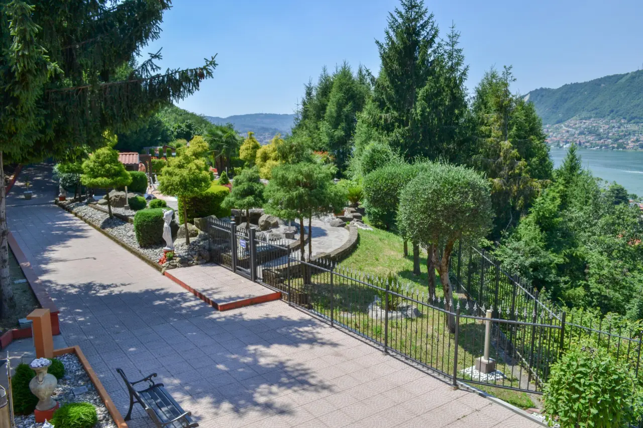 Empire Resort in Laglio – Gepflegte Gartenanlage mit Panoramablick auf den See | Wellnesshotel Comer See