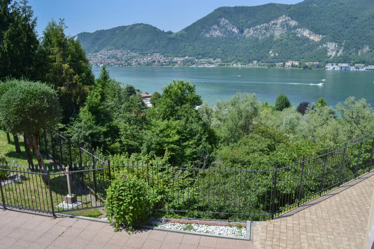 Empire Resort in Caslano – Panoramablick von der Terrasse auf den Luganersee | Wellnesshotel Tessin