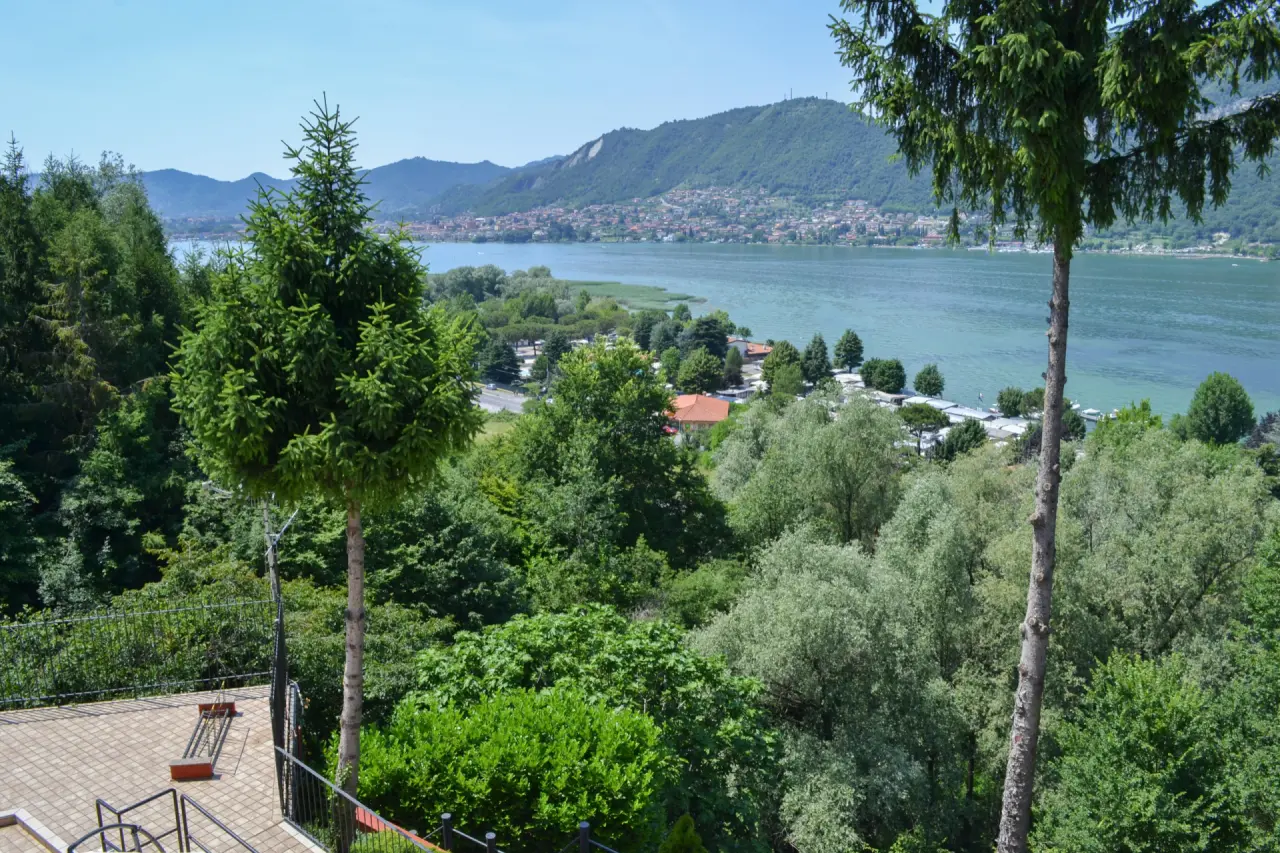 Empire Resort in Iseo – Panoramablick von der Terrasse auf den Iseosee | Wellnesshotel Lombardei