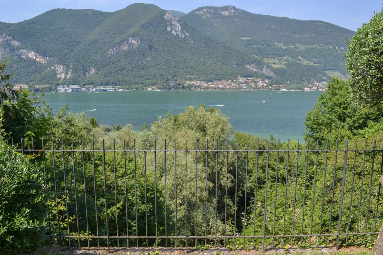 Empire Resort in Iseo – Panoramablick auf den See und die Berge vom Hotelgarten | Wellnesshotel Lombardei