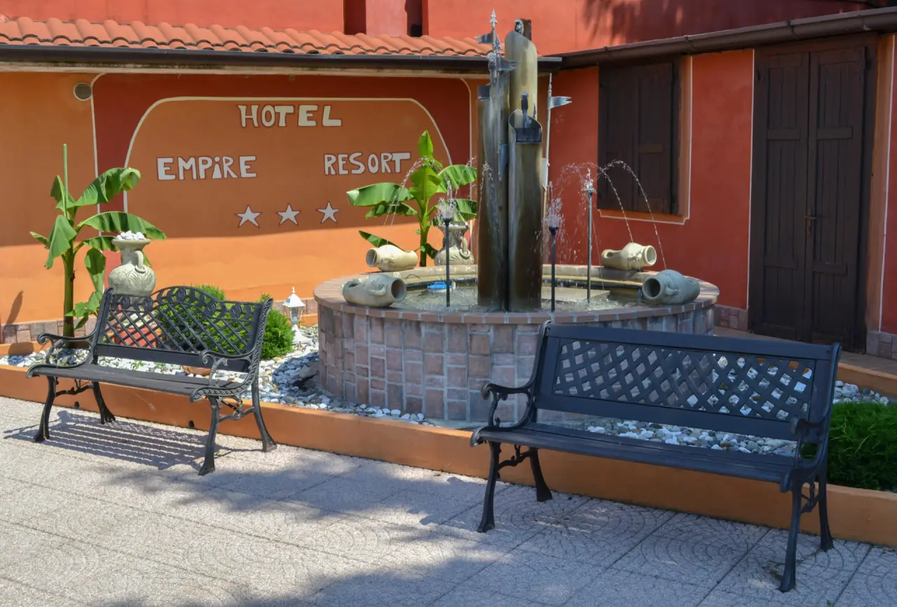 Hotel Empire Resort in Lignano Sabbiadoro – Springbrunnen und Sitzbänke im Gartenbereich | Wellnesshotel Adria