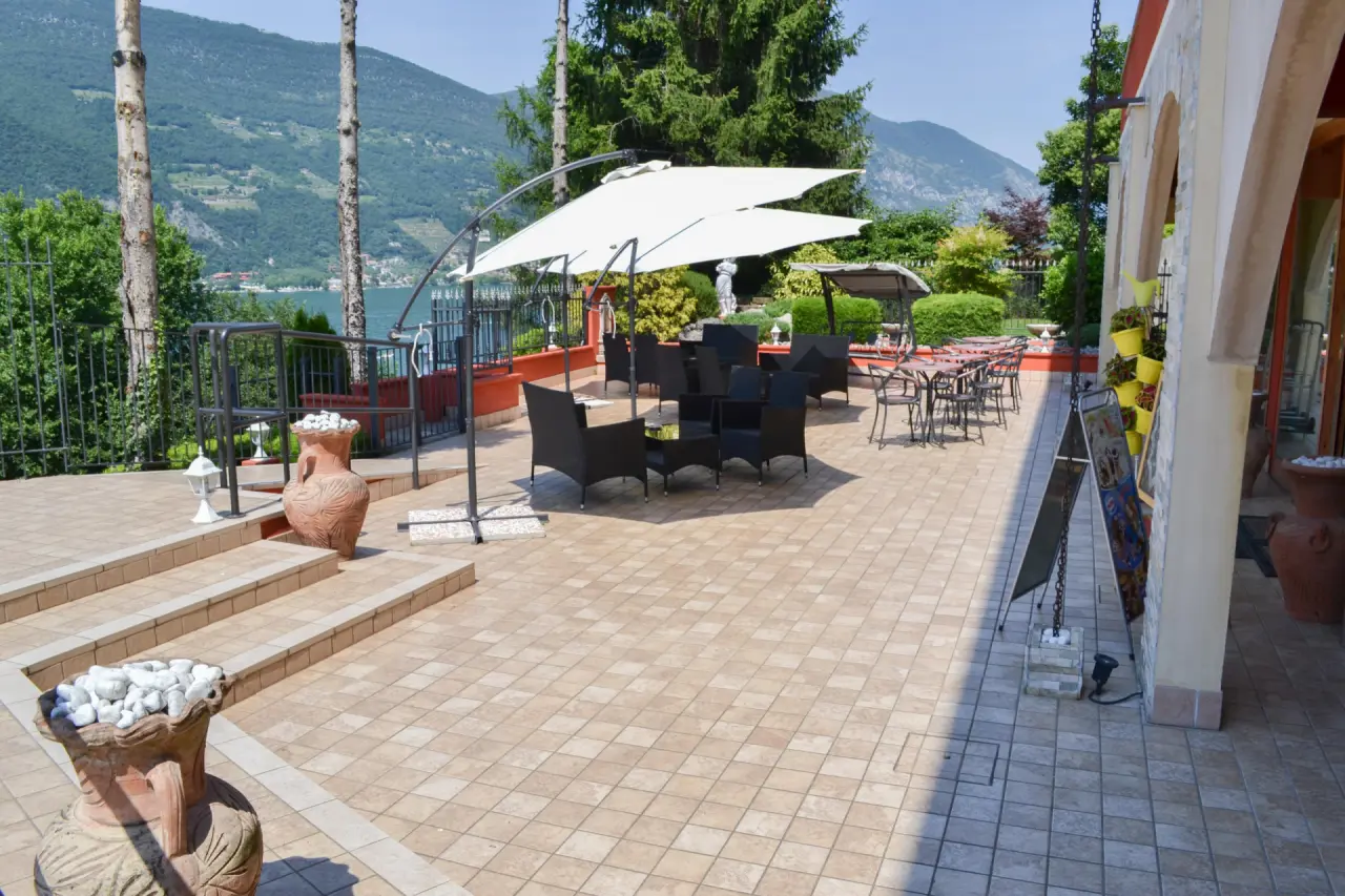 Empire Resort in Laglio – Sonnenterrasse mit Seeblick und Lounge-Möbeln | Wellnesshotel Comer See