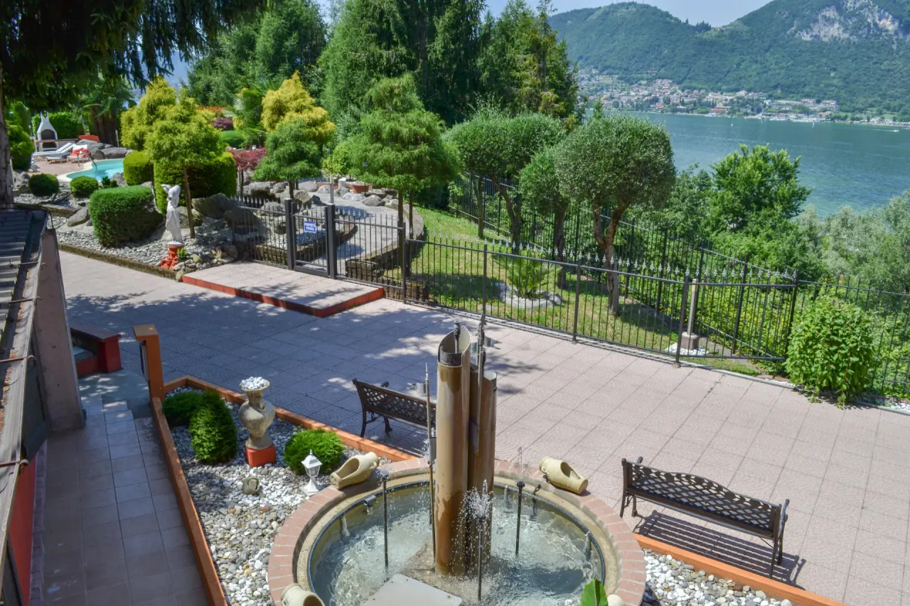 Empire Resort in Laglio – Gepflegte Gartenanlage mit Springbrunnen und Seeblick | Wellnesshotel Comer See