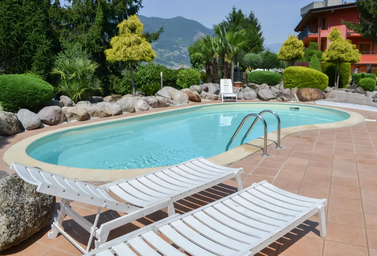 Empire Resort in Limone sul Garda – Außenpool mit Sonnenliegen und Bergblick | Wellnesshotel Gardasee