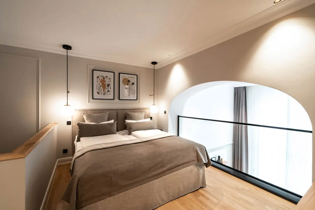 Modernes Doppelzimmer im Strandhotel Kurhaus Juist mit gemütlichem Bett und offenem Wohnbereich.