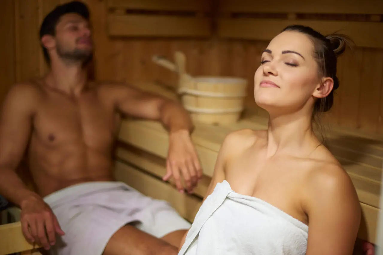 Entspannung in der Sauna für Paare im Strandhotel Kurhaus Juist. Genießen Sie wohlige Wärme und Ruhe im Wellnessbereich.