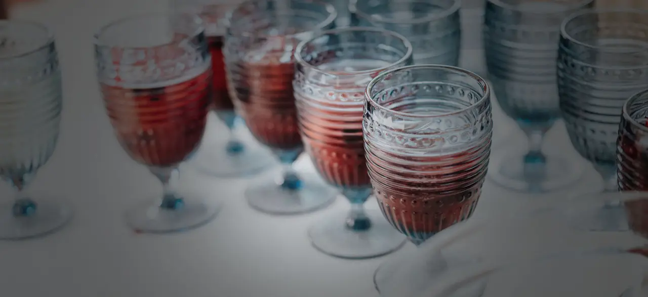 Gläser mit Getränken auf einem Tisch im Hotel Weisser Bär