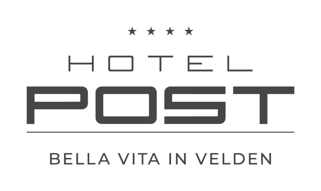 Logo des Hotel Post Velden mit vier Sternen und dem Slogan 'Bella Vita in Velden'.