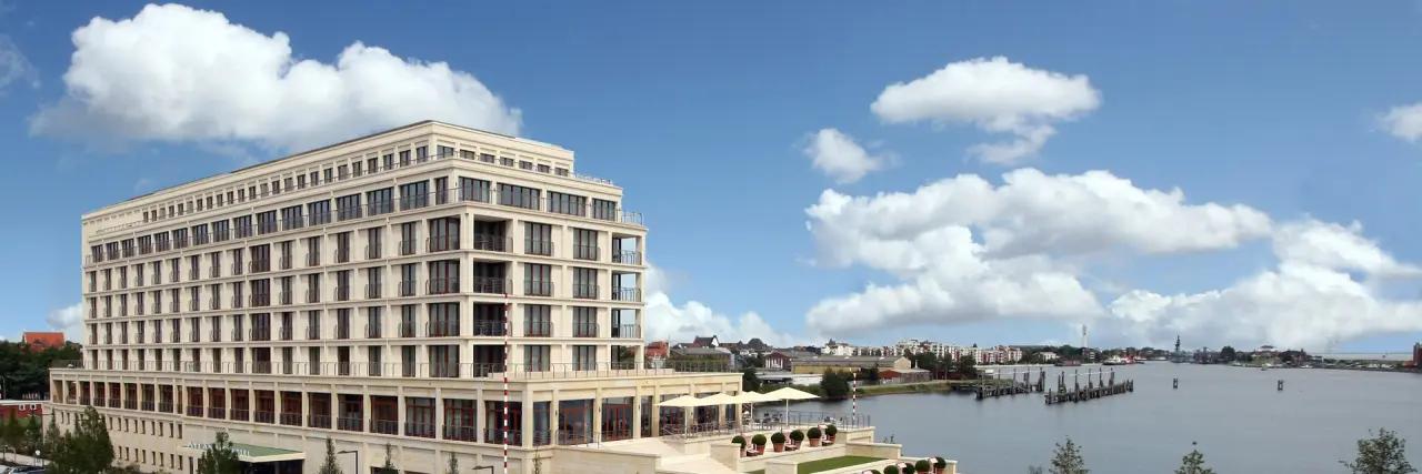 ATLANTIC Hotel Wilhelmshaven in Wilhelmshaven – Panoramablick auf das Hotel und den Hafen | Wellnesshotel Nordsee