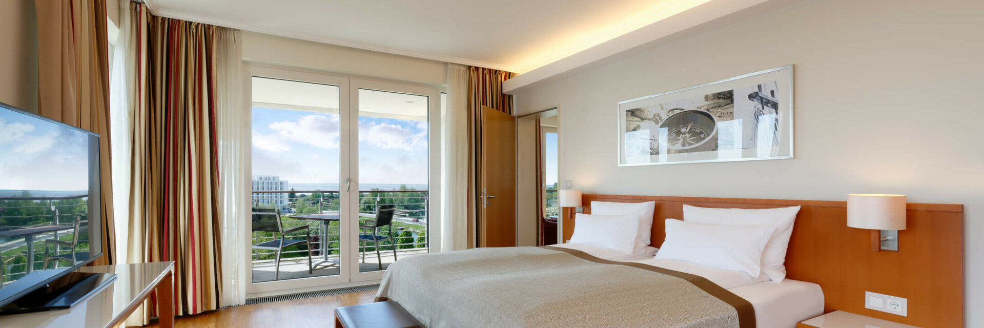 ATLANTIC Hotel Wilhelmshaven in Wilhelmshaven – Modernes Doppelzimmer mit Balkon und Ausblick | Wellnesshotel Nordsee