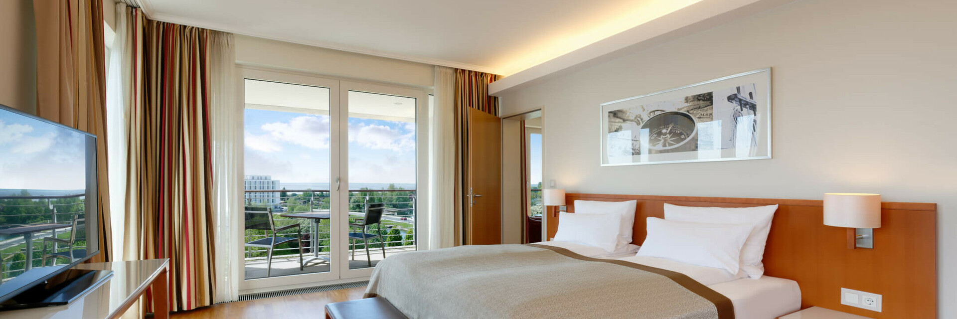 ATLANTIC Hotel Wilhelmshaven in Wilhelmshaven – Helles Hotelzimmer mit Balkon und Meerblick | Wellnesshotel Nordsee