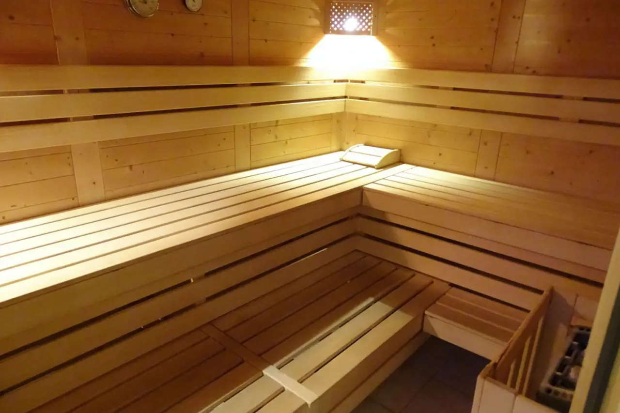 Finnische Sauna mit Holzvertäfelung und Sitzbänken im Wellnessbereich des Hotel DER HECHL.