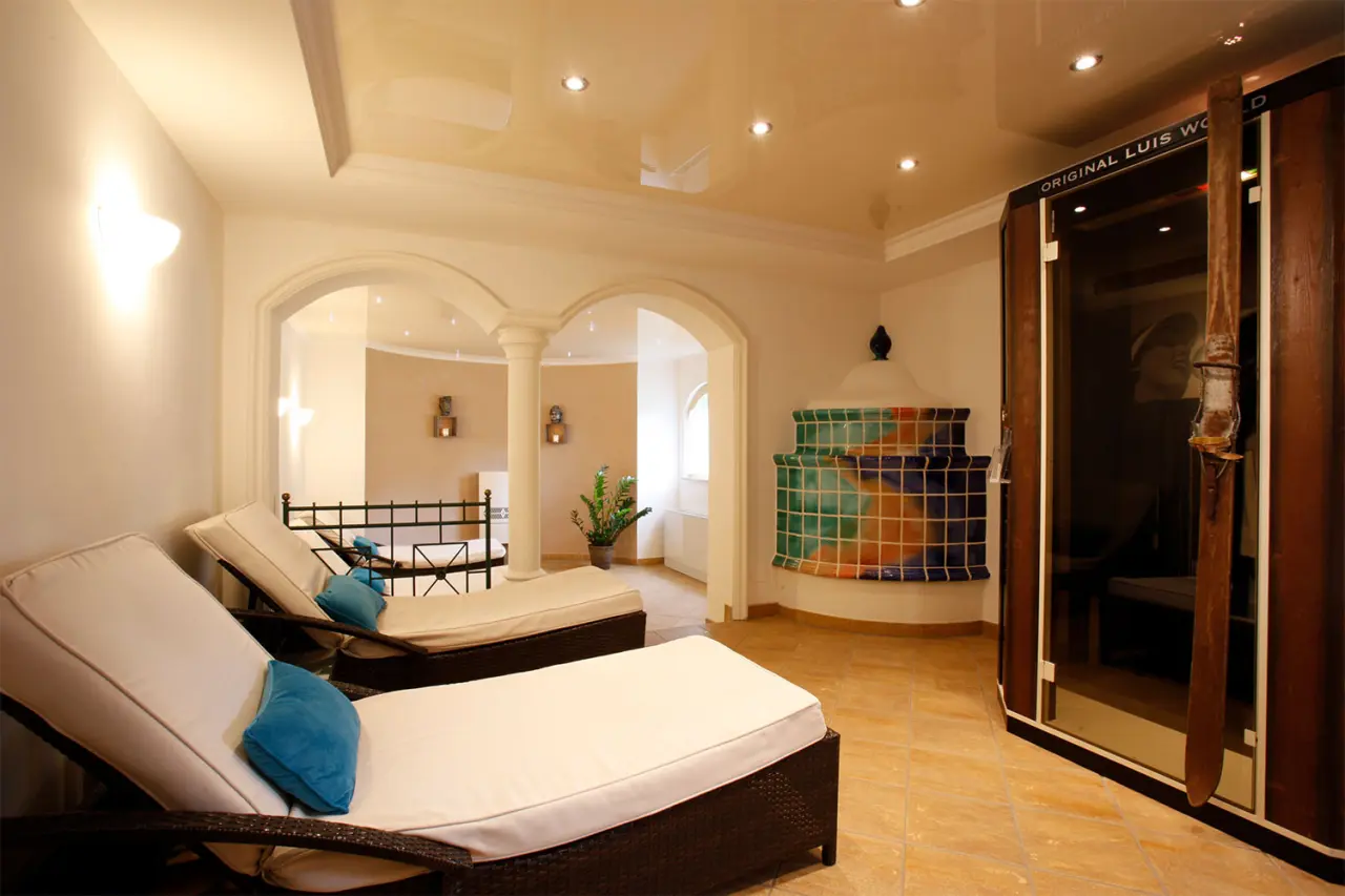 Gemütlicher Ruheraum mit komfortablen Liegen und einer Luis Trenker Sauna im Spa-Bereich des Hotel DER HECHL.