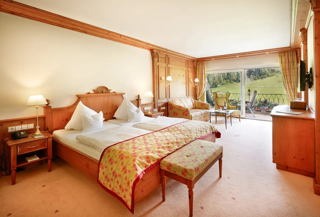 Gemütliches Doppelzimmer mit Balkon und Blick ins Grüne im Hotel Kesslermühle, ideal zur Entspannung.