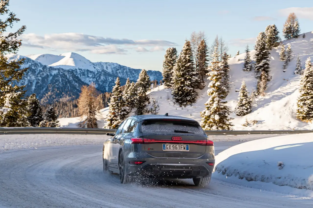 Rosapetra SPA Resort in Cortina d'Ampezzo – Fahrt durch verschneite Berglandschaft | Wellnesshotel Dolomiten