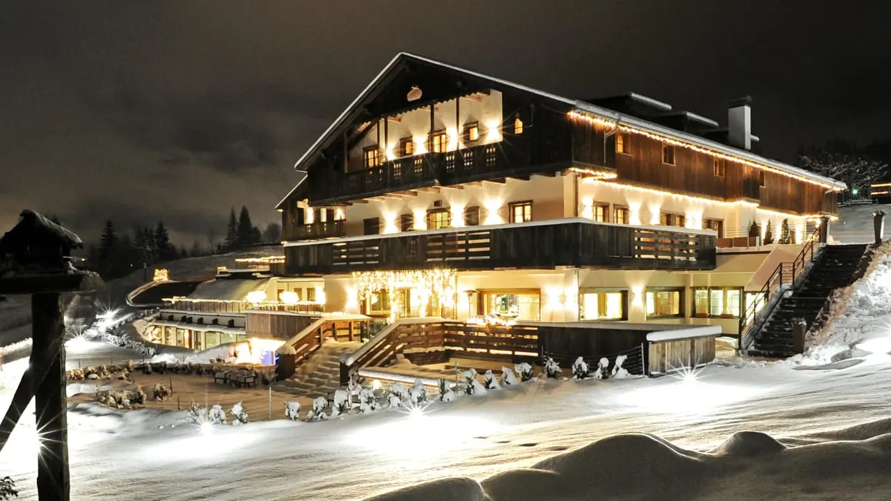 Rosapetra SPA Resort in Cortina d'Ampezzo – Beleuchtete Außenansicht im Winter | Wellnesshotel Dolomiten