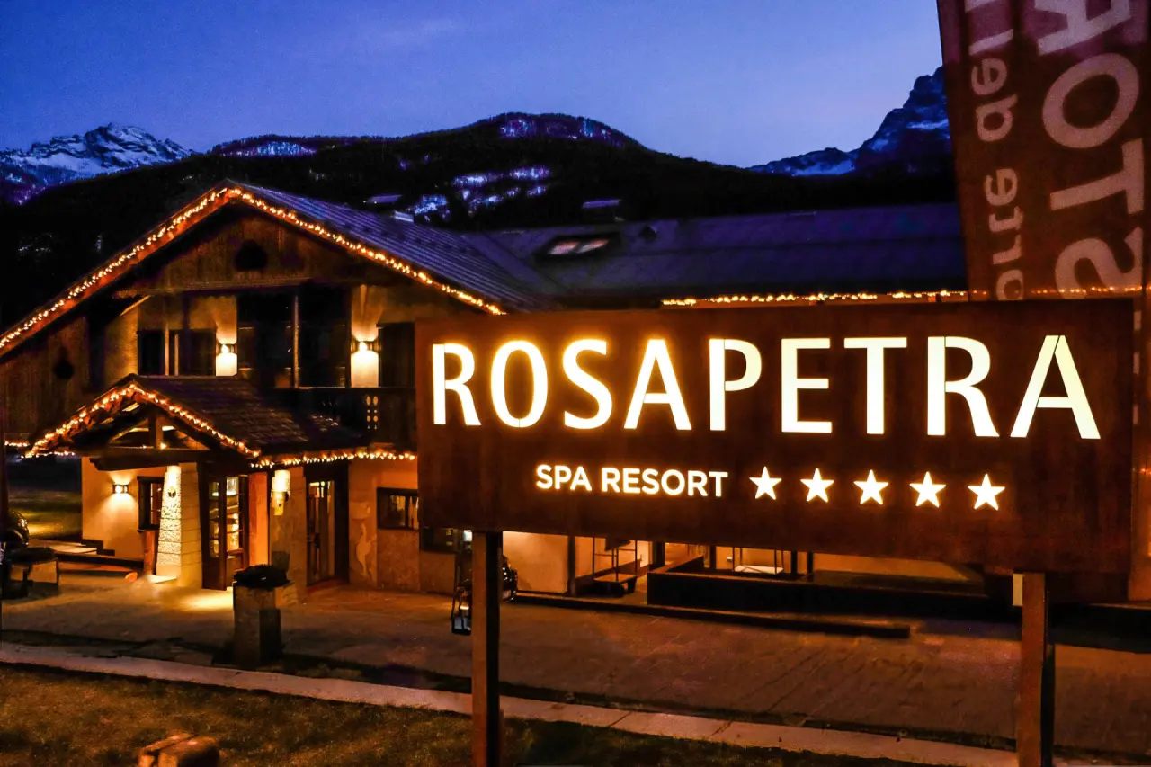 Rosapetra SPA Resort in Cortina d'Ampezzo – Beleuchtete Außenansicht bei Nacht | Wellnesshotel Dolomiten